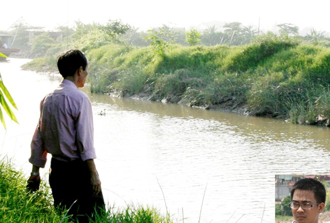 Nỗi đau của người cha đi tìm con Bố nạn nhân Linh bên đoạn sông hung thủ khai phi tang một phần thân thể cô gái (ảnh to), hung thủ Nguyễn Đức Nghĩa (ảnh nhỏ). Ảnh: Minh Đức