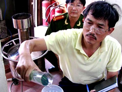 Bắt quả tang vụ gắn chíp để 'ăn bớt' xăng Bắt quả tang vụ gắn chíp để 'ăn bớt' xăng