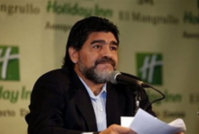 Maradona vén Maradona tiết lộ lý do bị sa thải. Ảnh AP