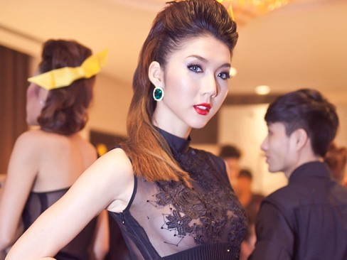 Ngọc Quyên mặc đầm ren khoe vòng một 'ngợp mắt' Ngọc Quyên mặc đầm ren khoe vòng một 'ngợp mắt'