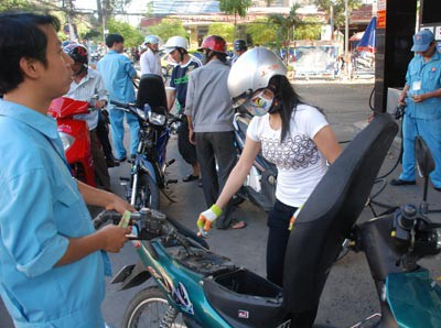 Điều hành giá xăng dầu: Quyền lợi người dùng ở đâu? Điều hành giá xăng dầu: Quyền lợi người dùng ở đâu?