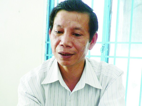 Kỳ bí ngọc rắn Ảnh 3: Ông Túc giới thiệu về viên ngọc rắn. Ảnh: Nguyễn Huy