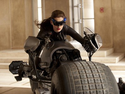 Anne Hathaway cưỡi mô tô với Batman Anne Hathaway cưỡi mô tô với Batman