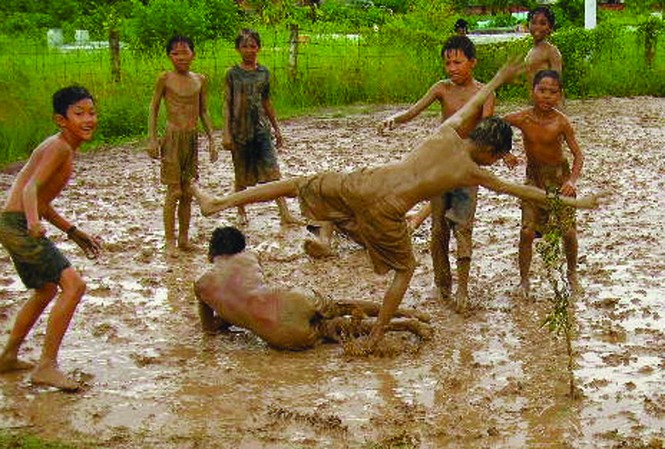 Ai bỏ mùa hè của em đi đâu? Thiếu nhi thị trấn Hộ Phòng đá bóng trên vuông tôm