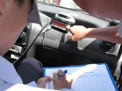 Nhân viên taxi 'phù phép' đồng hồ tính cước Nhân viên taxi 'phù phép' đồng hồ tính cước