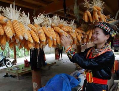 Giật mình thiếu nữ người Dao thoải mái ngủ với người lạ Giật mình thiếu nữ người Dao thoải mái ngủ với người lạ