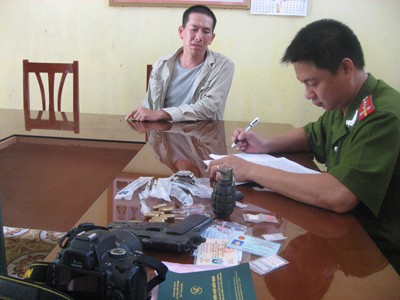 Bắt đối tượng ma túy, thu súng, lựu đạn Bắt đối tượng ma túy, thu súng, lựu đạn