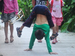 Cậu bé ‘trồng cây chuối’ đi học Cậu bé ‘trồng cây chuối’ đi học