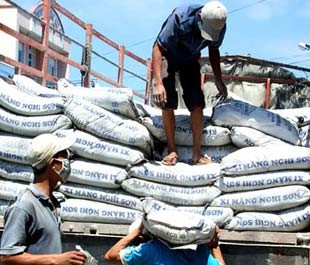Xi măng, thép thừa hàng, thiếu người mua Xi măng, thép thừa hàng, thiếu người mua