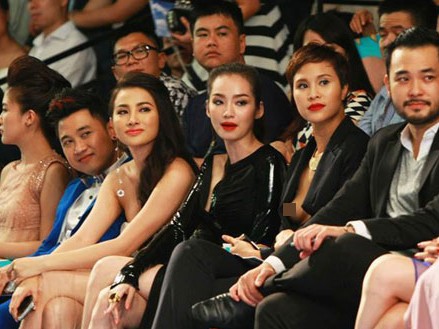 Phương Mai xin lỗi vì để lộ ngực khi xem thời trang Phương Mai xin lỗi vì để lộ ngực khi xem thời trang
