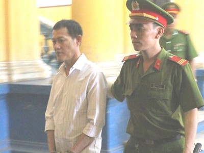 Bị chú hãm hại suốt 7 năm, bé gái 14 tuổi sinh con Bị chú hãm hại suốt 7 năm, bé gái 14 tuổi sinh con