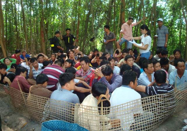 Phá ổ cá độ giữa rừng tràm, bắt 57 đối tượng Phá ổ cá độ giữa rừng tràm, bắt 57 đối tượng