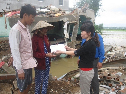 Báo Tiền Phong cứu trợ bà con vùng lũ Bình Định Đại diện báo Tiền Phong trao quà cứu trợ khẩn đến nhà bị sập hoàn toàn và có người mất do lũ