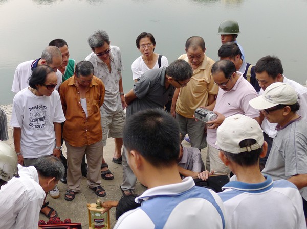'Chợ Viềng' điện tử: Mua gì cũng bán, bán gì cũng mua Một góc chợ điện tử cũ bên hồ Thiền Quang. Ảnh: Xuân Phú