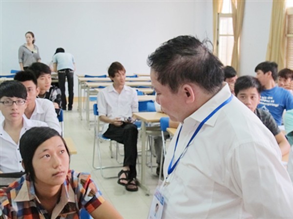 Thứ trưởng Bộ GD&ĐT khảo sát công tác chuẩn bị thi Thứ trưởng Bộ GD&ĐT khảo sát công tác chuẩn bị thi