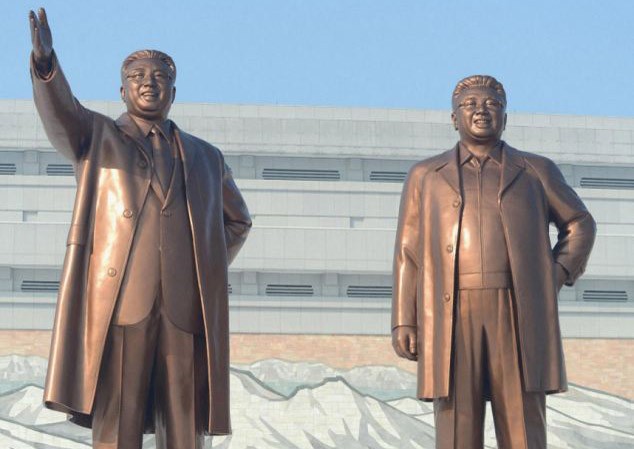 Tượng cố Chủ tịch Kim Jong Il được thay áo mới Tượng cố Chủ tịch Kim Jong Il (bên phải) trước khi thay áo
