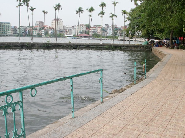 Nguy hiểm lan can Hồ Tây Nguy hiểm lan can Hồ Tây