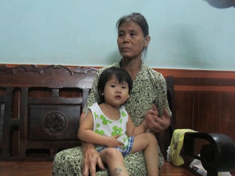 Bà ngoại tay không bắt cướp, giải cứu cháu 2 tuổi Bà ngoại tay không bắt cướp, giải cứu cháu 2 tuổi