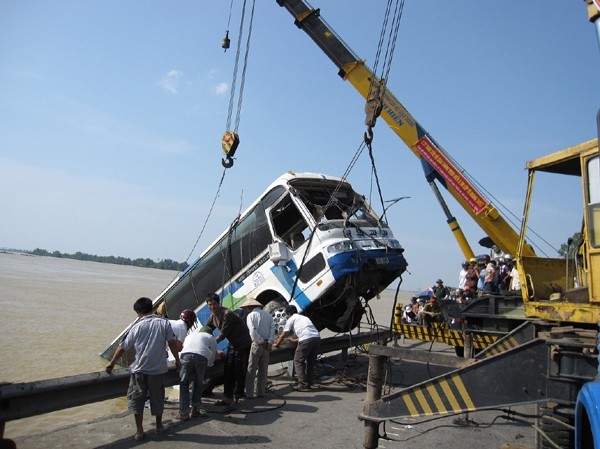 Phát hiện thi thể thứ 19 của xe khách bị lũ cuốn Phát hiện thi thể thứ 19 của xe khách bị lũ cuốn