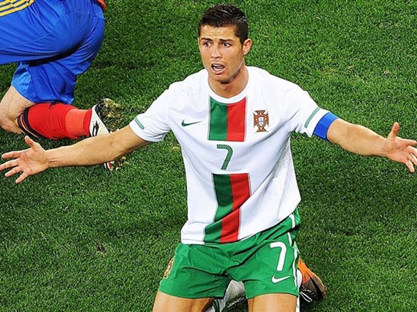 C. Ronaldo chúc mừng Tây Ban Nha trên Twitter C. Ronaldo