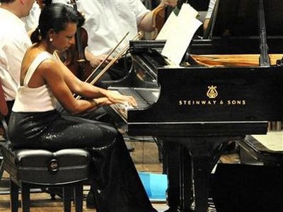 Cựu Ngoại trưởng Mỹ Condoleezza Rice chơi piano làm từ thiện Cựu Ngoại trưởng Mỹ Condoleezza Rice chơi piano làm từ thiện
