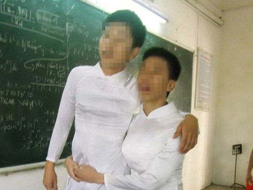 Nam sinh độn ngực, mặc áo dài Nam sinh độn ngực, mặc áo dài
