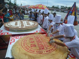 Cận cảnh hai chiếc bánh và đĩa cốm dẹp kỷ lục Việt Nam Cận cảnh hai chiếc bánh và đĩa cốm dẹp kỷ lục Việt Nam