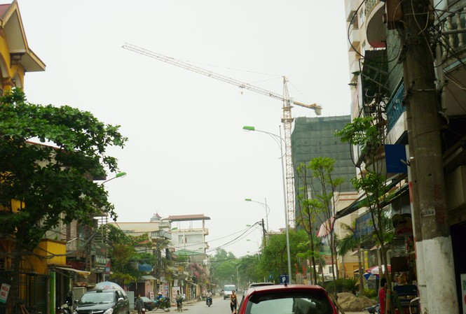 Cần cẩu tháp 'treo' tính mạng người dân Nhà thầu thi công: Cty Cổ phần Địa ốc và xây dựng LANDCOM. Ảnh chụp lúc 12h15 ngày 22-7 trên phố Nguyễn Sơn, Q. Long Biên, Hà Nội. Ảnh: Hoàng Tuân