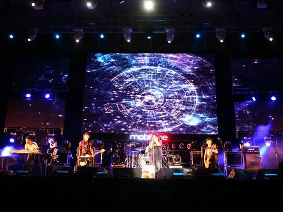 RockStorm 2013 Đà Nẵng: Âm vang sông Hàn Oringchains đã mang đến một phần mở đầu hoàn hảo