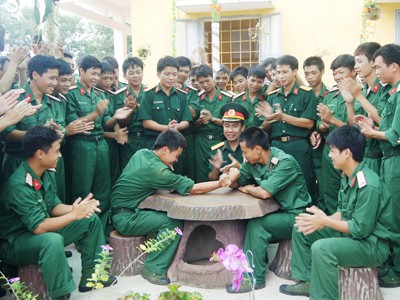 Những ông chồng 'độc thân' Những ông chồng 'độc thân'