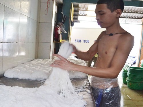 Dùng hóa chất tái chế bún ôi thiu thành tươi mới Dùng hóa chất tái chế bún ôi thiu thành tươi mới