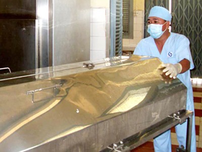 Người chết bỗng dưng ngồi dậy trong phòng lạnh nhà xác Người chết bỗng dưng ngồi dậy trong phòng lạnh nhà xác