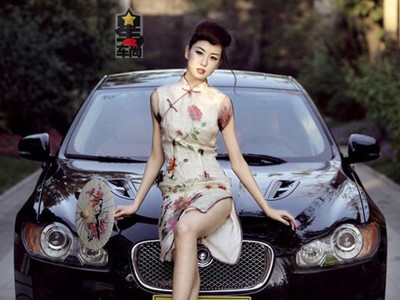 Mặn mà nét đẹp Trung Hoa bên xe hơi Mặn mà nét đẹp Trung Hoa bên xe hơi