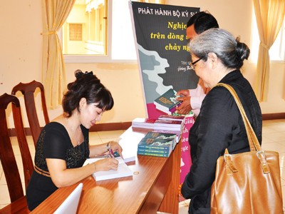 'Nghịch lý trên dòng sông chảy ngược' Tác giả ký tặng những độc giả đầu tiên