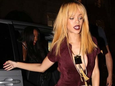 Rihanna lại tóc vàng hoe và thả rông vòng một Rihanna lại tóc vàng hoe và thả rông vòng một
