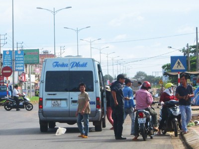 Cò khách hoành hành trước bến xe liên tỉnh Cò khách hoành hành trước bến xe liên tỉnh
