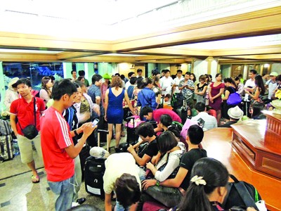 Hơn 700 du khách bị bỏ rơi: Bốn ngày sống như tị nạn Hơn 700 du khách bị bỏ rơi: Bốn ngày sống như tị nạn