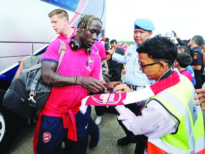 Arsenal mang vệ sĩ, đầu bếp riêng tới Việt Nam Arsenal mang vệ sĩ, đầu bếp riêng tới Việt Nam