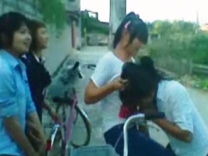 Phẫn nộ với Clip hò reo, cổ vũ đánh, xé áo nữ sinh Phẫn nộ với Clip hò reo, cổ vũ đánh, xé áo nữ sinh