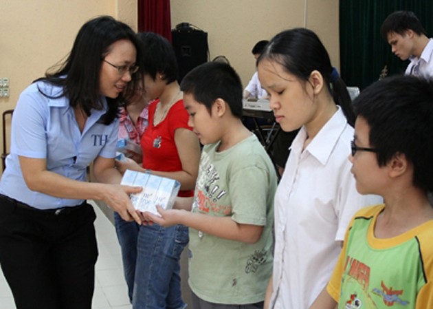 Tặng quà học sinh khiếm thị trường Nguyễn Đình Chiểu Tặng quà học sinh khiếm thị trường Nguyễn Đình Chiểu