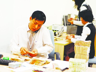Từ nay đến cuối năm: Khó hạ lãi suất Lãi suất khó giảm, do càng về cuối năm, ngân hàng càng căng thẳng về thanh khoản Ảnh: Hồng Vĩnh