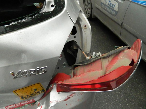 Xe buýt đâm nát đuôi xe ô tô Chiếc xe Yaris bị hư hỏng nặng
