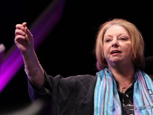 Hilary Mantel lần thứ hai đoạt giải Man Booker Chiến thắng này mang lại niềm vui bất ngờ lẫn hạnh phúc cho Mantel, bà nói: “Không ai cả, trừ tôi, hi vọng rằng mình đã chiến thắng tới lần hai. Nhưng không hẳn ai cũng không muốn chiến thắng”. Ảnh: Clara Molden.