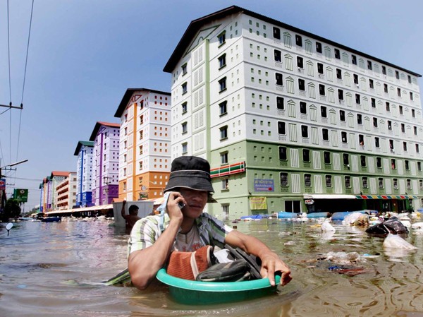 Chiều mai lũ Bangkok đạt đỉnh Lũ đổ về tỉnh Thammasat (Pattanapong Hirunard/Bangkok Post)