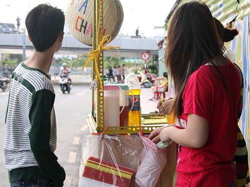 'Trà chanh chém gió': Bỏ 200 ngàn đồng, thu gần 10 triệu 'Trà chanh chém gió': Bỏ 200 ngàn đồng, thu gần 10 triệu