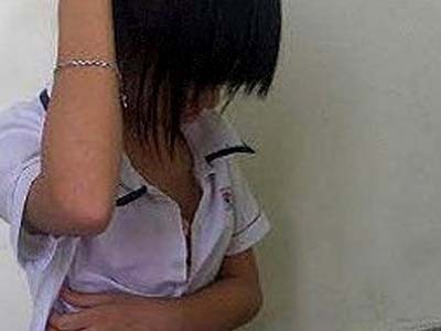 Cụ ông chuyên pha thuốc kích dục mời nữ sinh Cụ ông chuyên pha thuốc kích dục mời nữ sinh