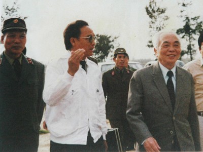 Gặp lại vị thứ trưởng 'cầm đèn chạy trước ô tô' Gặp lại vị thứ trưởng 'cầm đèn chạy trước ô tô'
