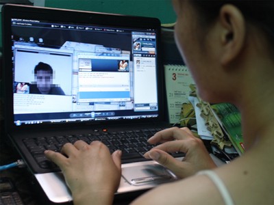 'Tú ông' đạo diễn khỏa thân trên mạng 'Tú ông' đạo diễn khỏa thân trên mạng