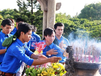 Tái hiện một thời hào hùng, máu lửa Tái hiện một thời hào hùng, máu lửa