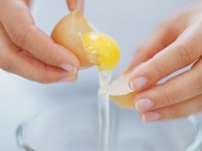 Mẹo trị mụn đầu đen với lòng trắng trứng Mẹo trị mụn đầu đen với lòng trắng trứng